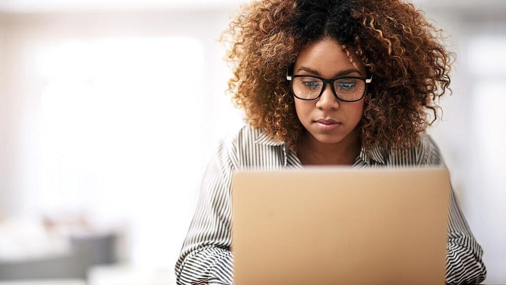 149 Triệu Mật Khẩu Bị Lộ Trong Vụ Rò Rỉ Dữ Liệu Lớn 72 woman works on laptop