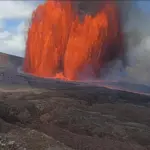 Núi lửa Kilauea ở Hawaii phun trào, đá to bằng trái bóng chuyền bay lên không trung