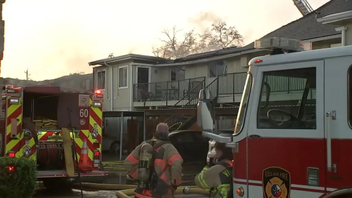 Ban công sập khi hàng chục lính cứu hỏa đang chữa cháy căn hộ ở Tây Houston