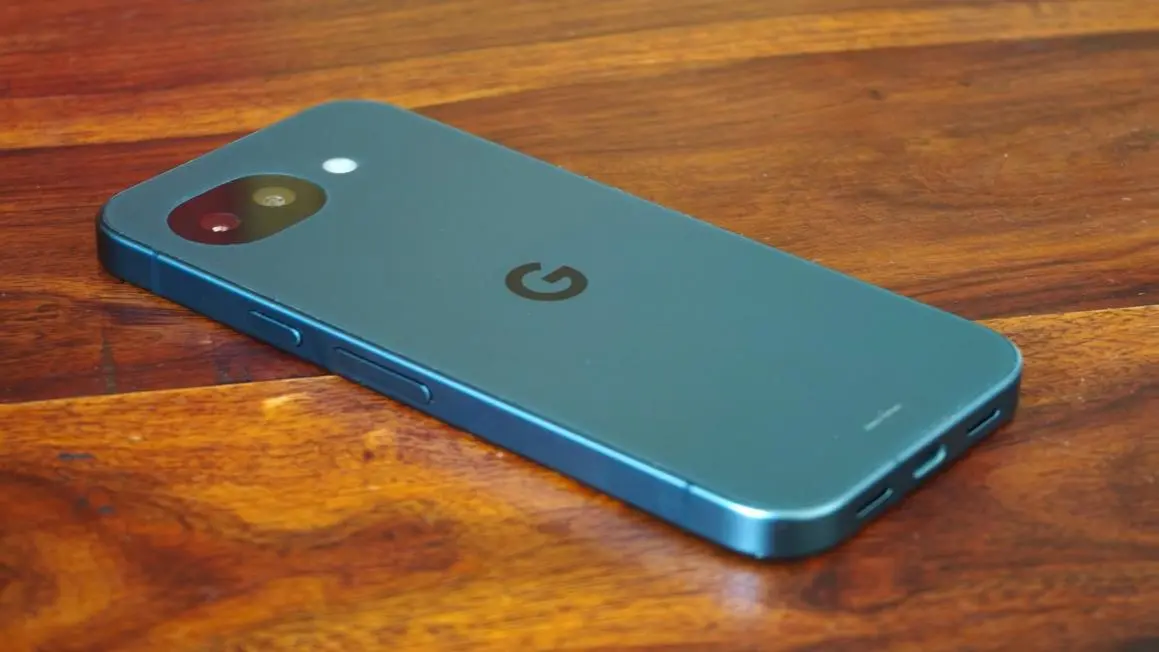 Đánh giá Pixel 10a: Màn hình phẳng, camera cải tiến và chip AI