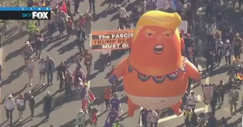 Biểu tình “No Kings” tại Los Angeles thu hút hàng chục ngàn người, 74 người bị bắt sau các cuộc đụng độ