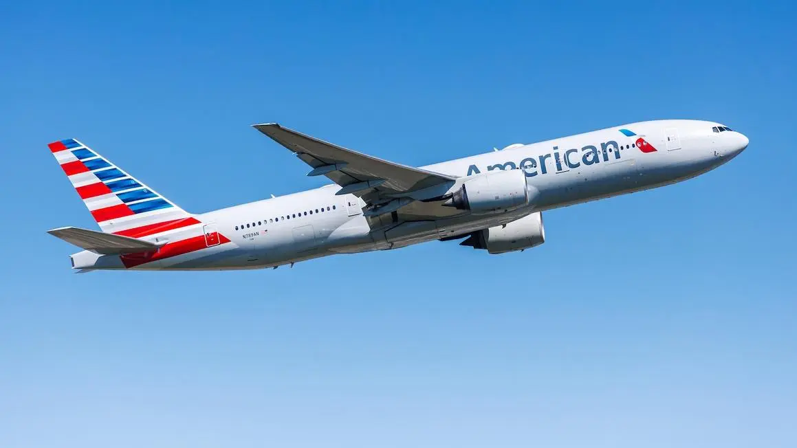 Trực thăng quân sự bay cắt ngang máy bay của United khi đang hạ cánh