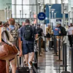 Giá vé máy bay có thể tăng cao do căng thẳng tại Iran, ảnh hưởng đến chi phí nhiên liệu