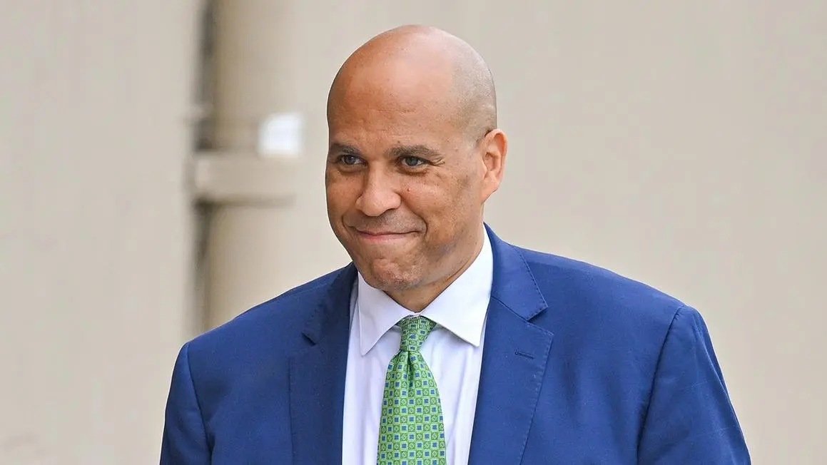 Thượng Nghị sĩ Cory Booker đề xuất Đạo luật &#8216;Giữ Lấy Lương&#8217;, loại bỏ thuế thu nhập liên bang cho 75.000 đô la đầu tiên