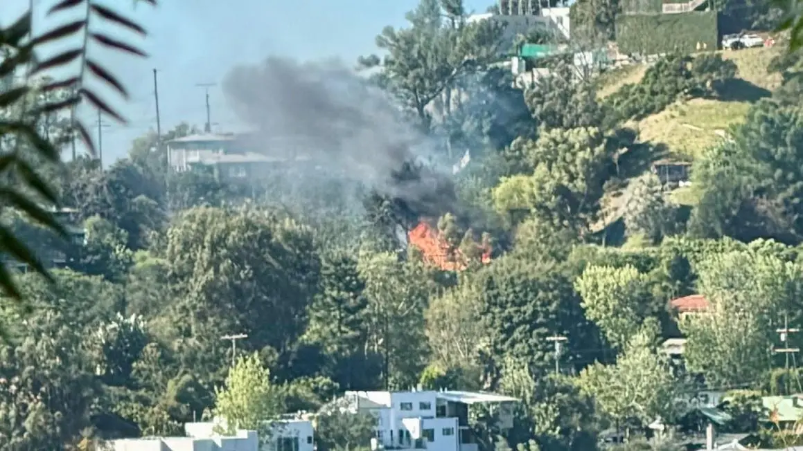 Lính cứu hỏa dập tắt đám cháy tại nhà ở Hollywood Hills