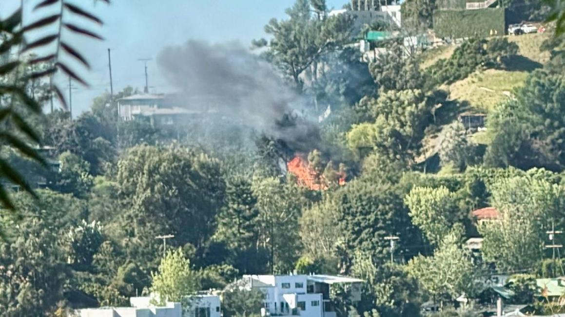 Lính cứu hỏa dập tắt đám cháy tại nhà ở Hollywood Hills