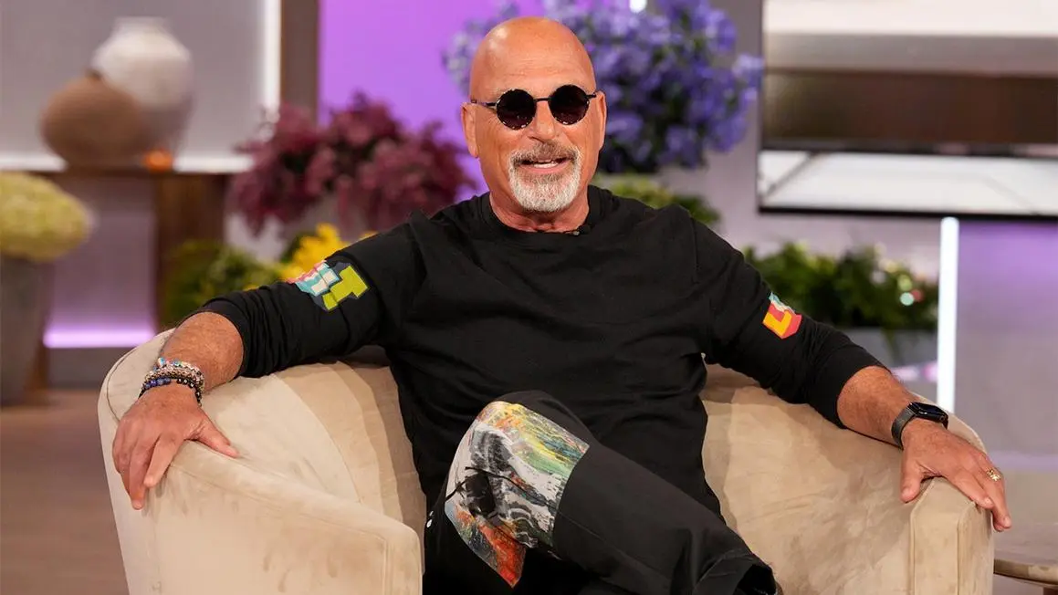 Howie Mandel xin lỗi Kelly Ripa sau khoảnh khắc khó xử trên truyền hình