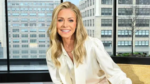 Màn đối đầu của Howie Mandel với Kelly Ripa làm nổi bật lịch sử trao đổi trên sóng ‘khó xử’ của nữ MC