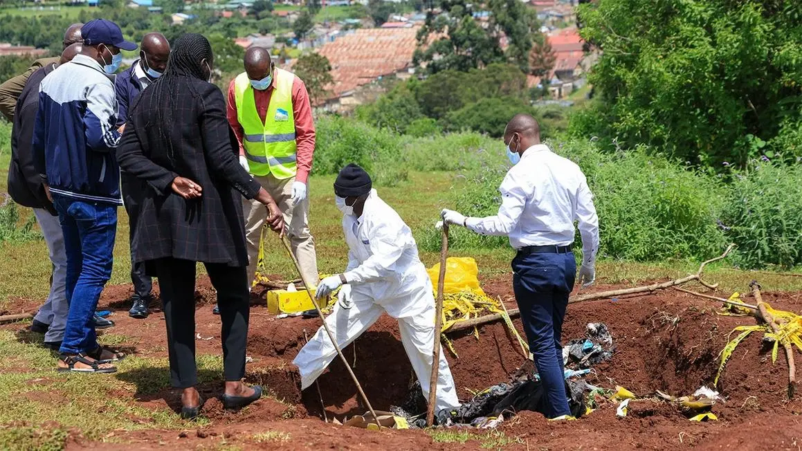 Hơn 20 trẻ em trong số 33 thi thể được khai quật từ hố chôn tập thể ở Kenya