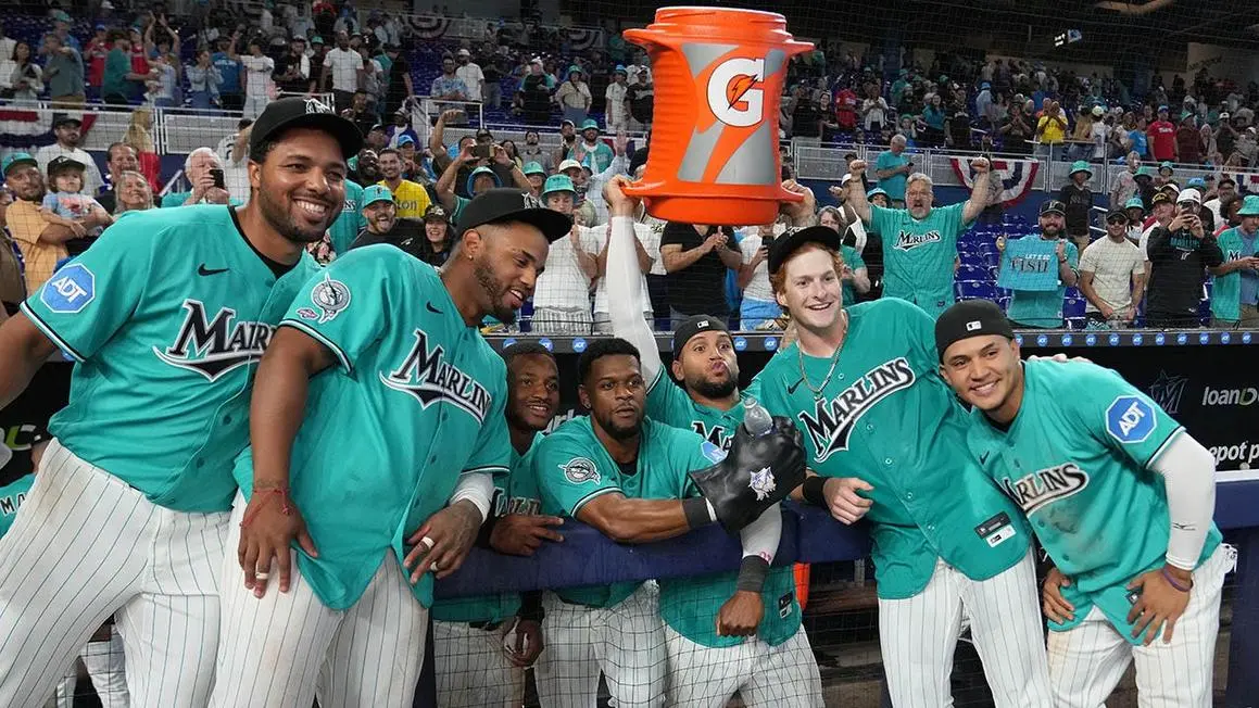 Miami Marlins Giành Chiến Thắng Ngược Dòng Trong Ngày Ra Mắt Trang Phục Xanh Biển Mới