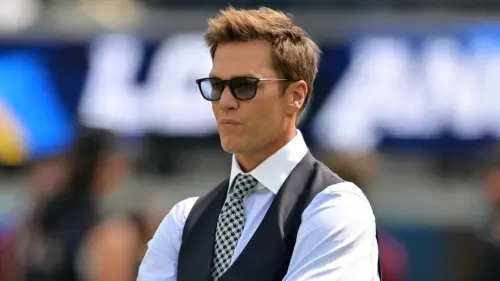 Tom Brady đối đầu Logan Paul trong cuộc khẩu chiến dữ dội