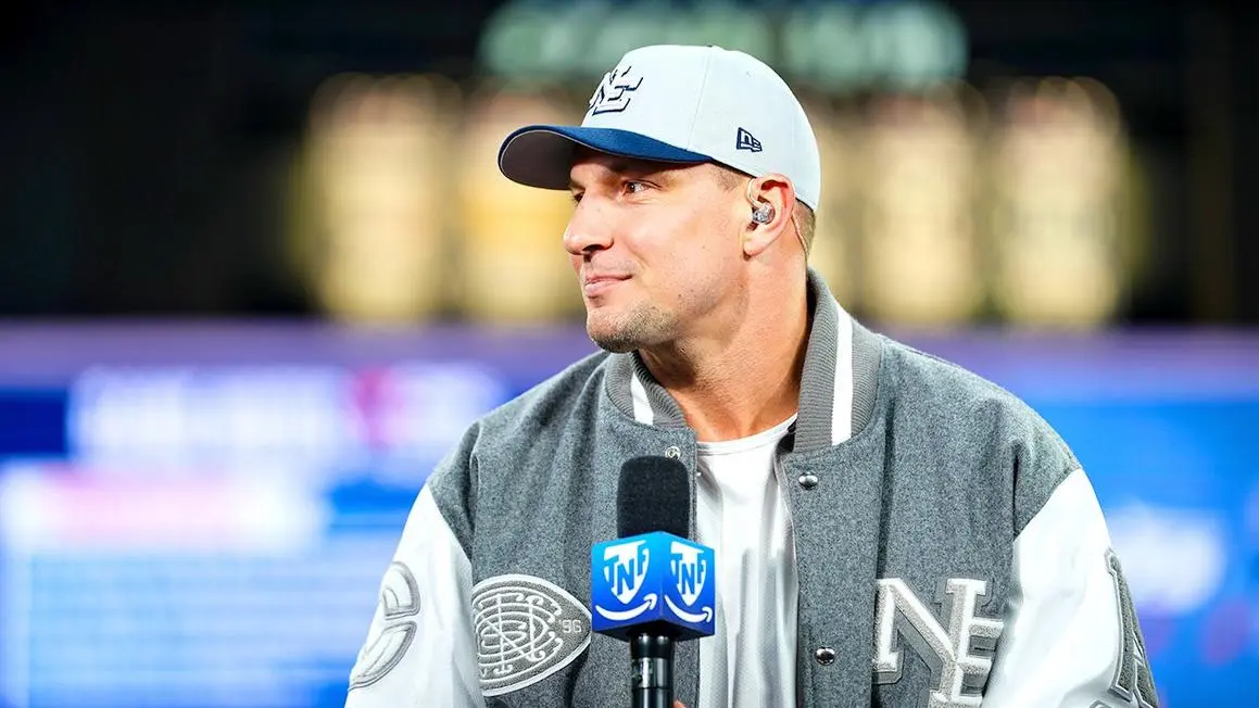 Rob Gronkowski thách đấu Logan Paul, sẵn sàng “choảng” trên sân bóng bầu dục