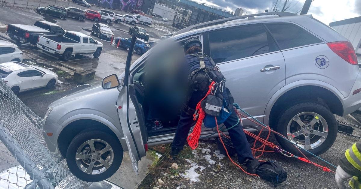 Tài xế được giải cứu sau khi xe bị treo lơ lửng trên độ cao 20 bộ ở Tacoma, Washington