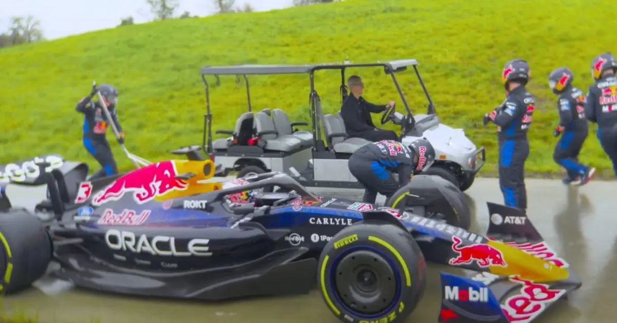 Xe golf của Tim Cook được &#8216;F1 hóa&#8217; trong video mới từ Apple Park