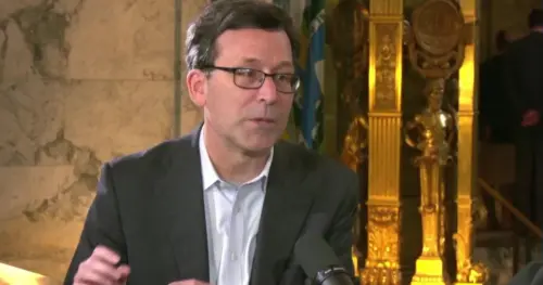 Thống đốc Washington ký ban hành luật thay đổi ngôn ngữ pháp lý, loại bỏ từ ‘ngoại kiều’