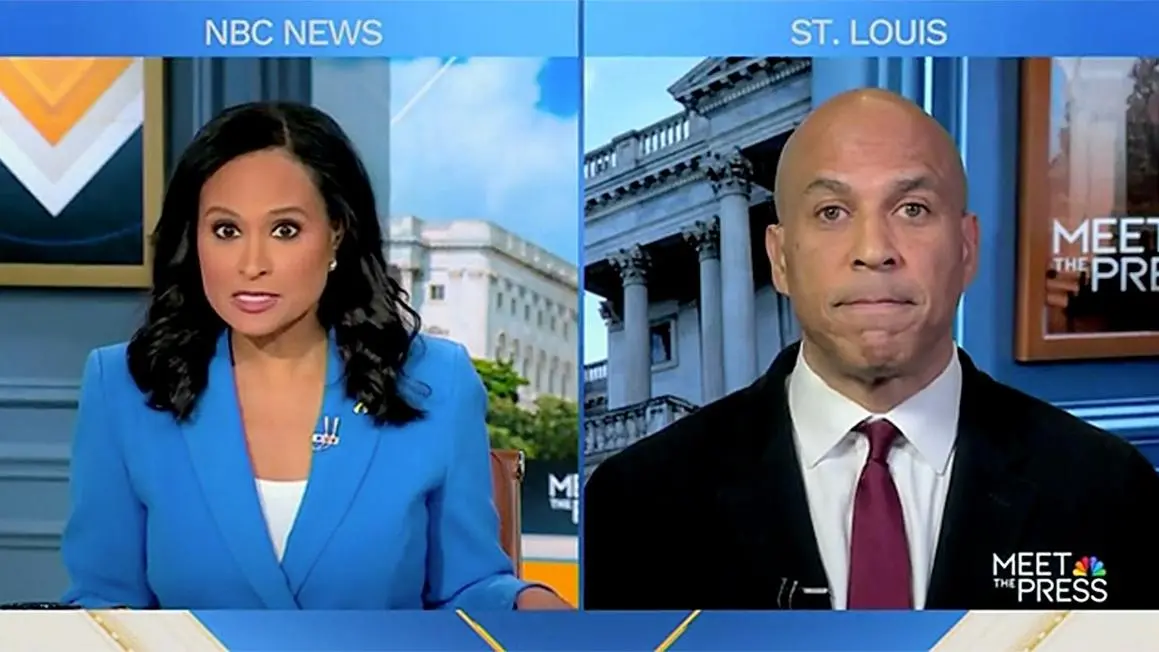 Thượng Nghị Sĩ Cory Booker đối diện với đoạn video cũ khi nói yêu Tổng Thống Donald Trump