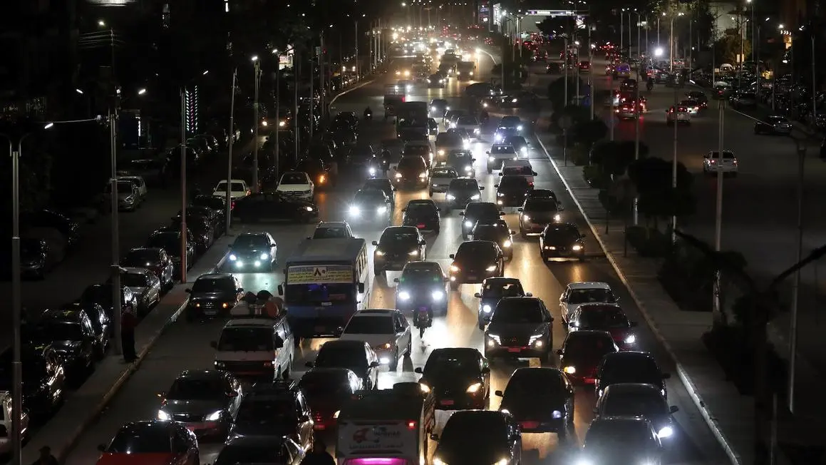 Ai Cập Buộc Các Cửa Hàng Đóng Cửa Sớm Giữa Lúc Giá Dầu Tăng Cao