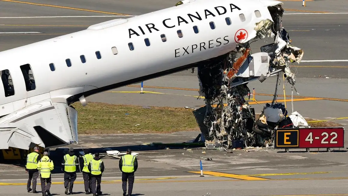 Mỹ: Máy bay đâm xe cứu hỏa tại sân bay LaGuardia, 2 người thiệt mạng