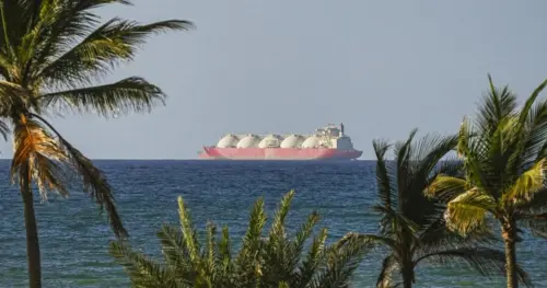 Giá dầu tăng vọt sau khi Tổng thống Trump tuyên bố phong tỏa Eo biển Hormuz