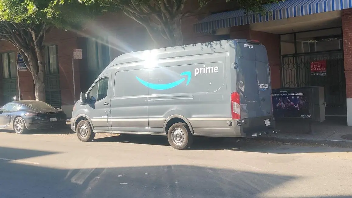 Amazon áp phí nhiên liệu cho người bán giữa biến động thị trường năng lượng