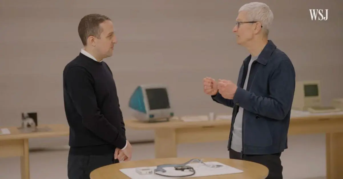 Tim Cook Khám Phá Nguyên Mẫu iPod, iPhone Hiếm Gặp Trong Phỏng Vấn Mới