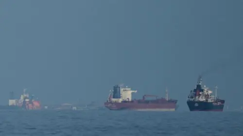 Iran Tấn Công Tàu Hàng Gần Eo Biển Hormuz, Lực Lượng Anh Xác Nhận