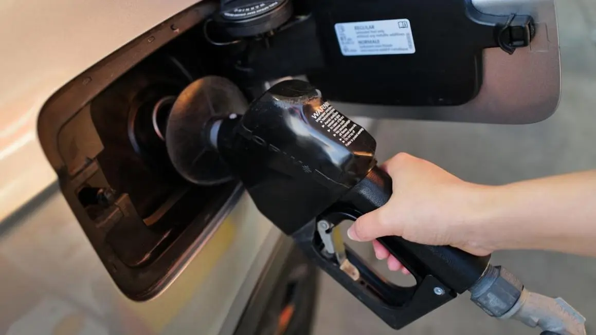 Giá xăng giảm hai ngày liên tiếp khi thỏa thuận ngừng bắn với Iran làm giảm áp lực dầu mỏ