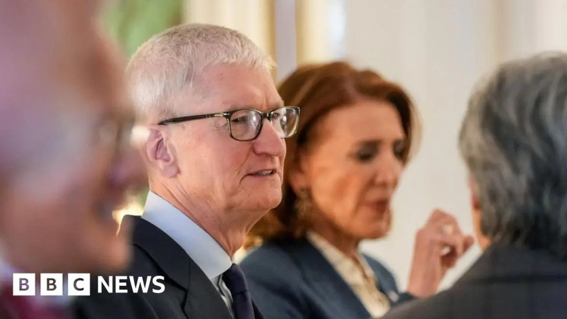 Apple ca ngợi “sự đón nhận phi thường” đối với iPhone khi CEO Tim Cook chuẩn bị chuyển giao