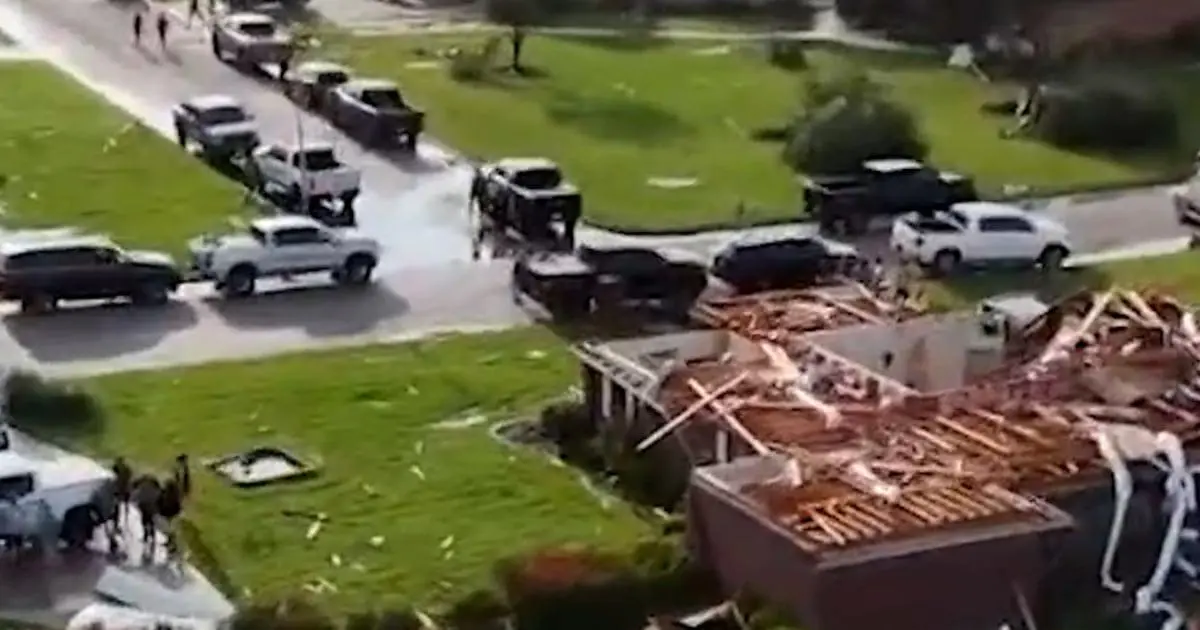 Tornado San Bằng Nhà Cửa Ở Texas, Khiến Năm Người Bị Thương