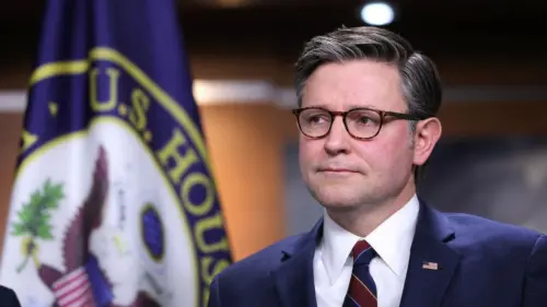 Hạ Viện hoãn gia hạn quyền giám sát của Tổng Thống Trump, đối mặt với giới hạn cuối tháng