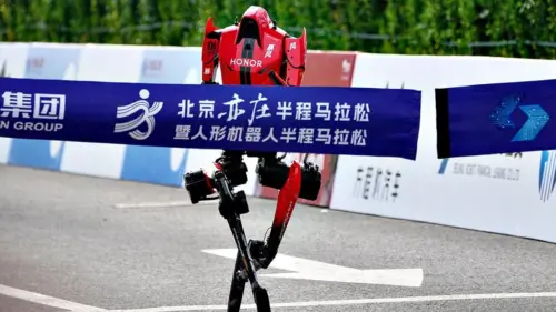 Robot thi đấu bán marathon ở Bắc Kinh, một robot khác bị hỏng