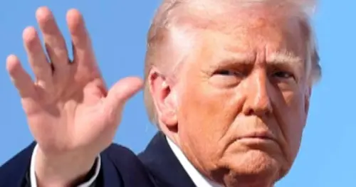 Tổng thống Trump tuyên bố phong tỏa Eo biển Hormuz