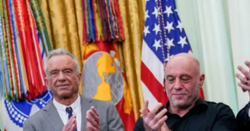 Ông Trump đùa về việc xin dùng ibogaine khi ký sắc lệnh hành pháp