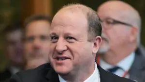 Đảng Dân Chủ Colorado Phê Chuẩn Thống Đốc Jared Polis Vì Giảm Án Cho Người Phủ Nhận Kết Quả Bầu Cử