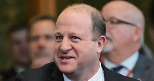 Đảng Dân Chủ Colorado Phê Chuẩn Thống Đốc Jared Polis Vì Giảm Án Cho Người Phủ Nhận Kết Quả Bầu Cử