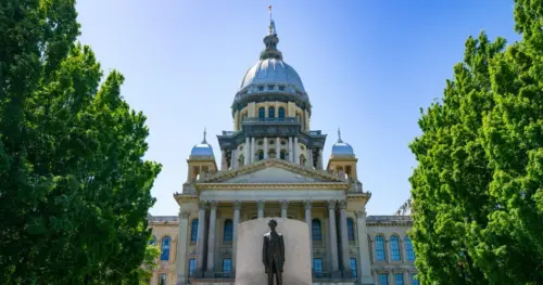 Hạ Viện Illinois Thông Qua Dự Luật Lịch Sử Về Trí Tuệ Nhân Tạo Yêu Cầu Kiểm Toán An Toàn Từ Bên Thứ Ba