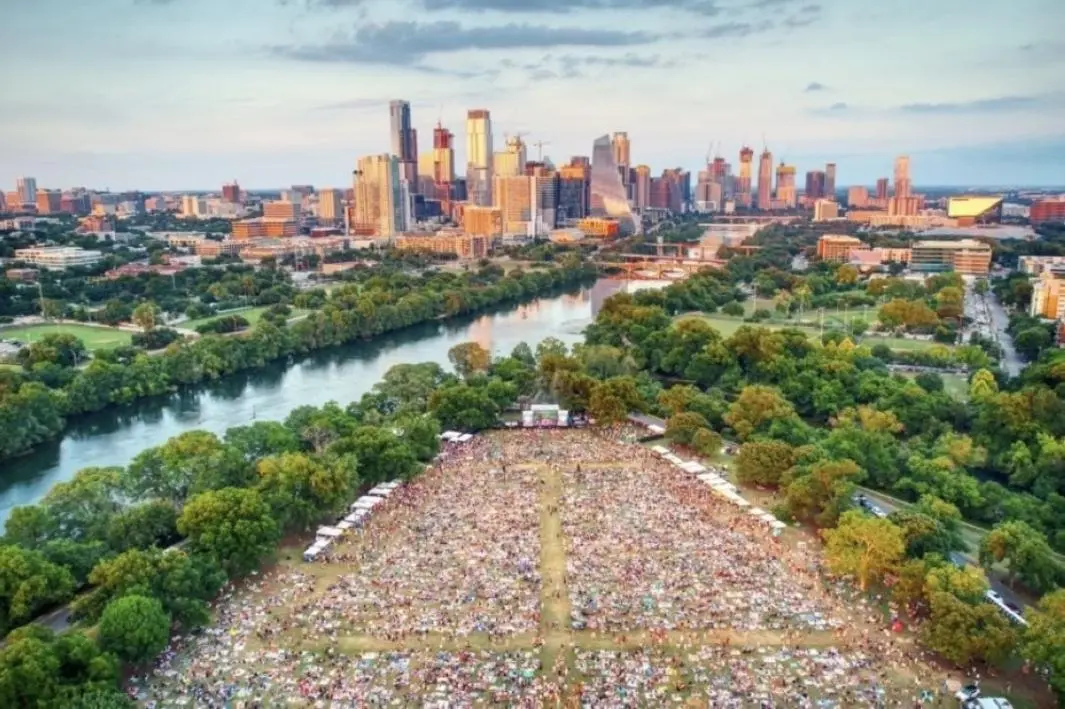 Chợ Nông Sản và Lễ Kỷ Niệm Ngày 4 Tháng 7: 10 Sự Kiện Ở Đông Austin