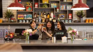 Phoebe’s Diner mở cửa hàng thứ tư tại Shady Hollow, mang đến món ăn gia đình ấm cúng