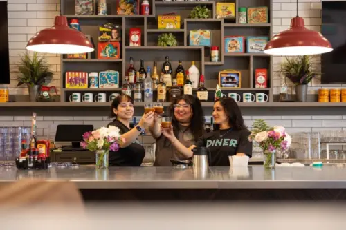 Phoebe’s Diner mở cửa hàng thứ tư tại Shady Hollow, mang đến món ăn gia đình ấm cúng