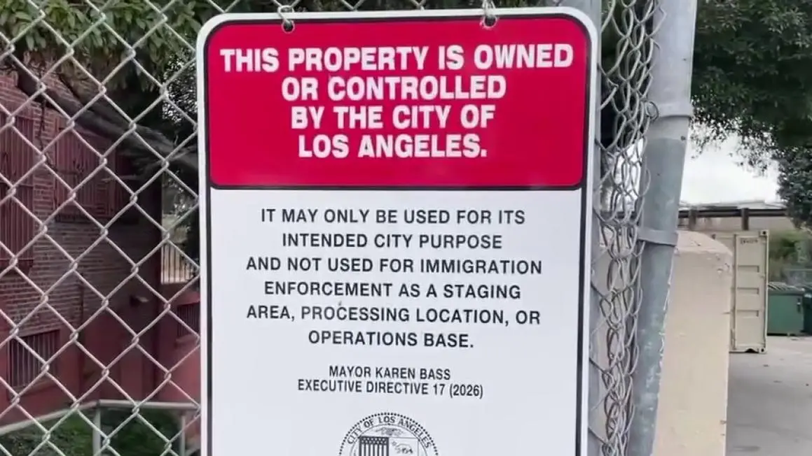Biển Báo Chống Lại Các Cuộc Đột Kích ICE Xuất Hiện Tại Los Angeles