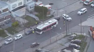 Người đi bộ bị xe SEPTA bus cán, được kéo ra từ gầm xe ở Nam Philadelphia