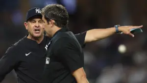 Huấn luyện viên Yankees Aaron Boone bị đuổi khỏi sân vì tranh cãi với trọng tài