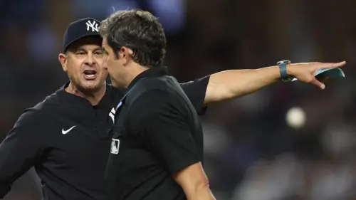 Huấn luyện viên Yankees Aaron Boone bị đuổi khỏi sân vì tranh cãi với trọng tài