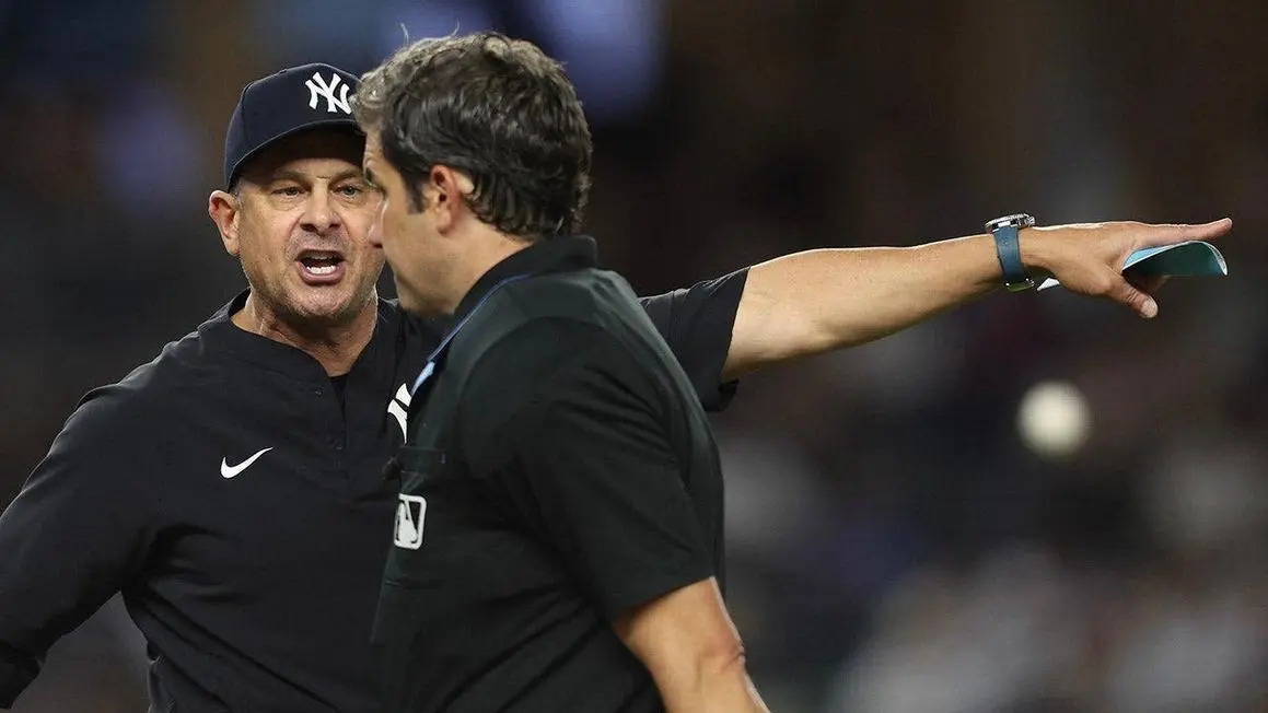 Huấn luyện viên Yankees Aaron Boone bị đuổi khỏi sân vì tranh cãi với trọng tài