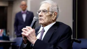 Cựu Dân Biểu Barney Frank, Nhà Lập Pháp Tự Do Nổi Tiếng, Qua Đời Ở Tuổi 86
