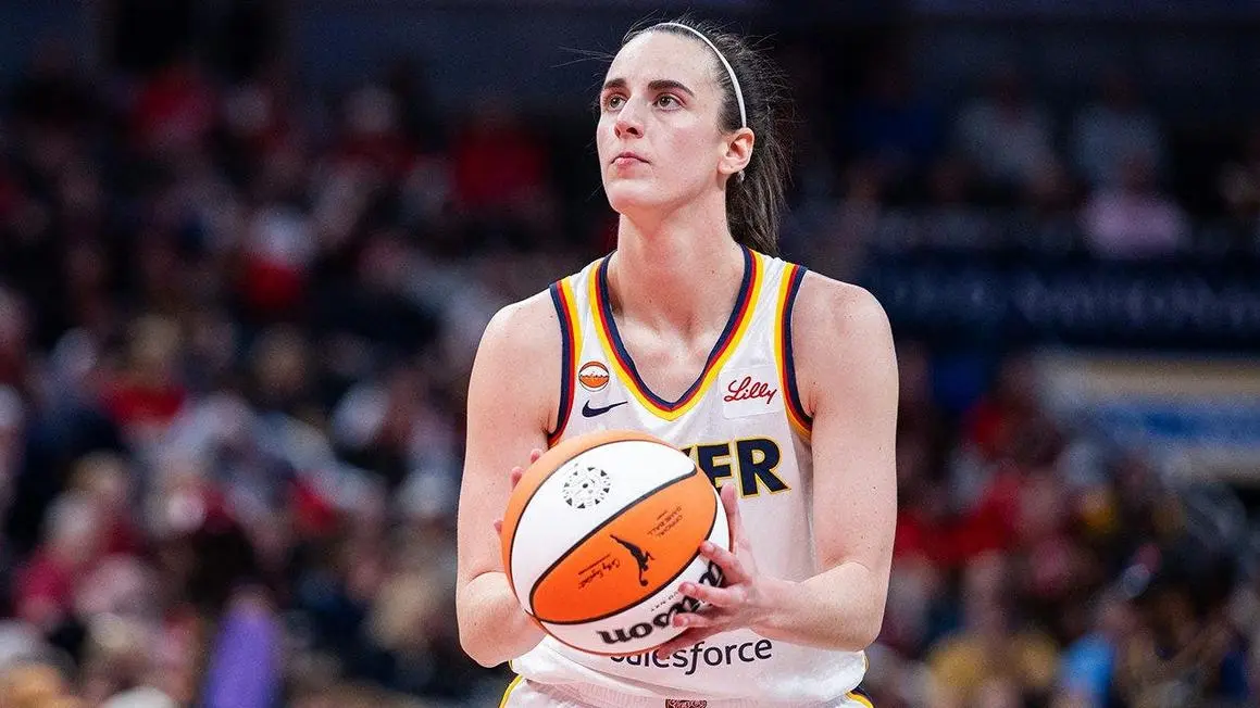 LeBron James gửi lời chúc đến Caitlin Clark trước mùa giải thứ ba của Indiana Fever