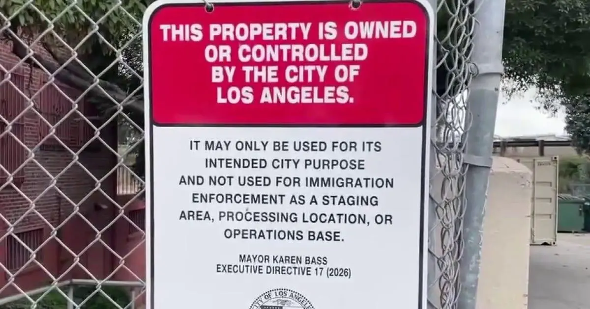 Biển Báo Lạ Xuất Hiện Khắp Los Angeles Ngăn Cấm Cơ Quan Di Trú Liên Bang