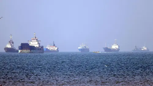 Tàu bị tấn công và bị bắt giữ ngoài khơi UAE gần eo biển Hormuz có thể là ‘kho vũ khí nổi’