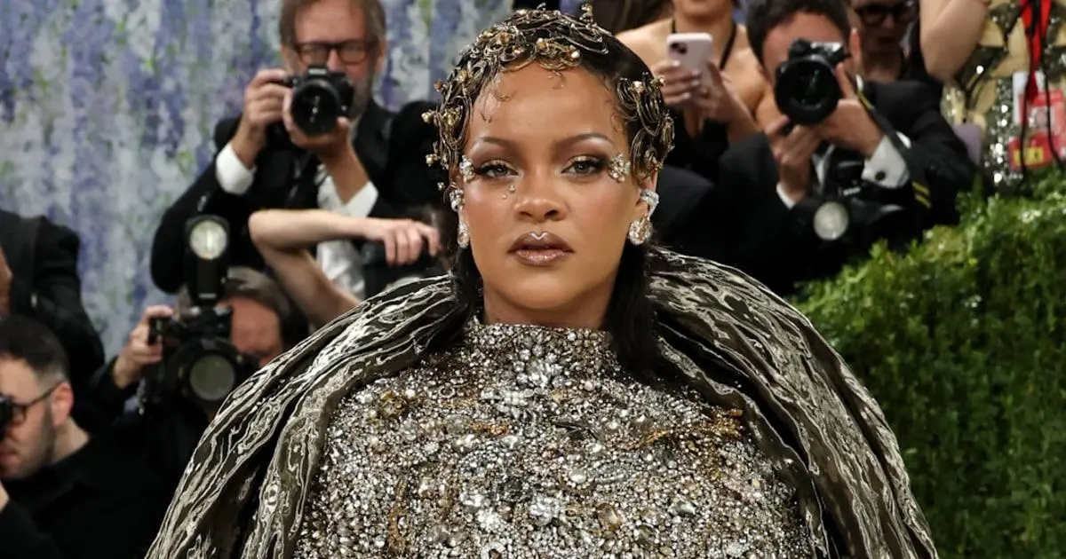 Rihanna Gây Chú Ý Với Đầm Vàng Lấp Lánh Cùng Bạn Trai A$AP Rocky