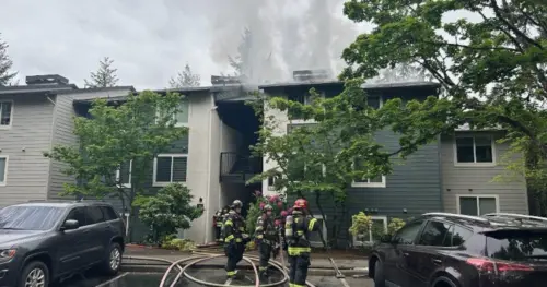 Hai người bị thương nặng trong vụ cháy chung cư ở Sammamish, Washington